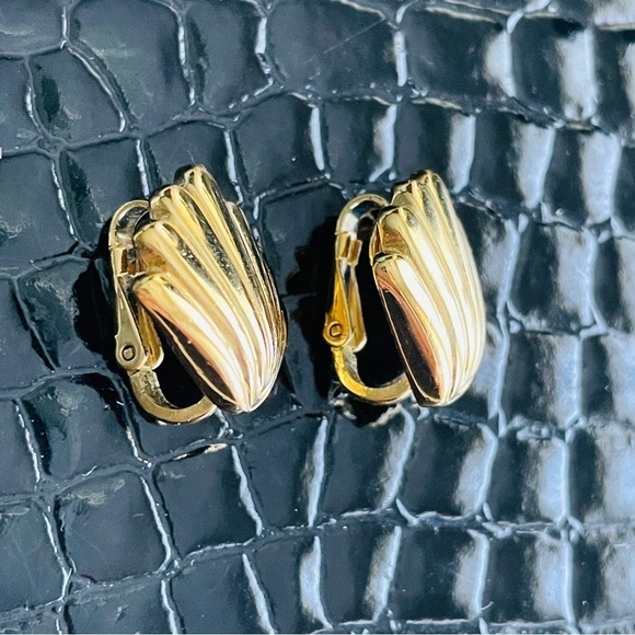 Crown Trifari Vintage Gold Plated Sea Shell Statement Nautical Clip On E… - Picture 7 of 15